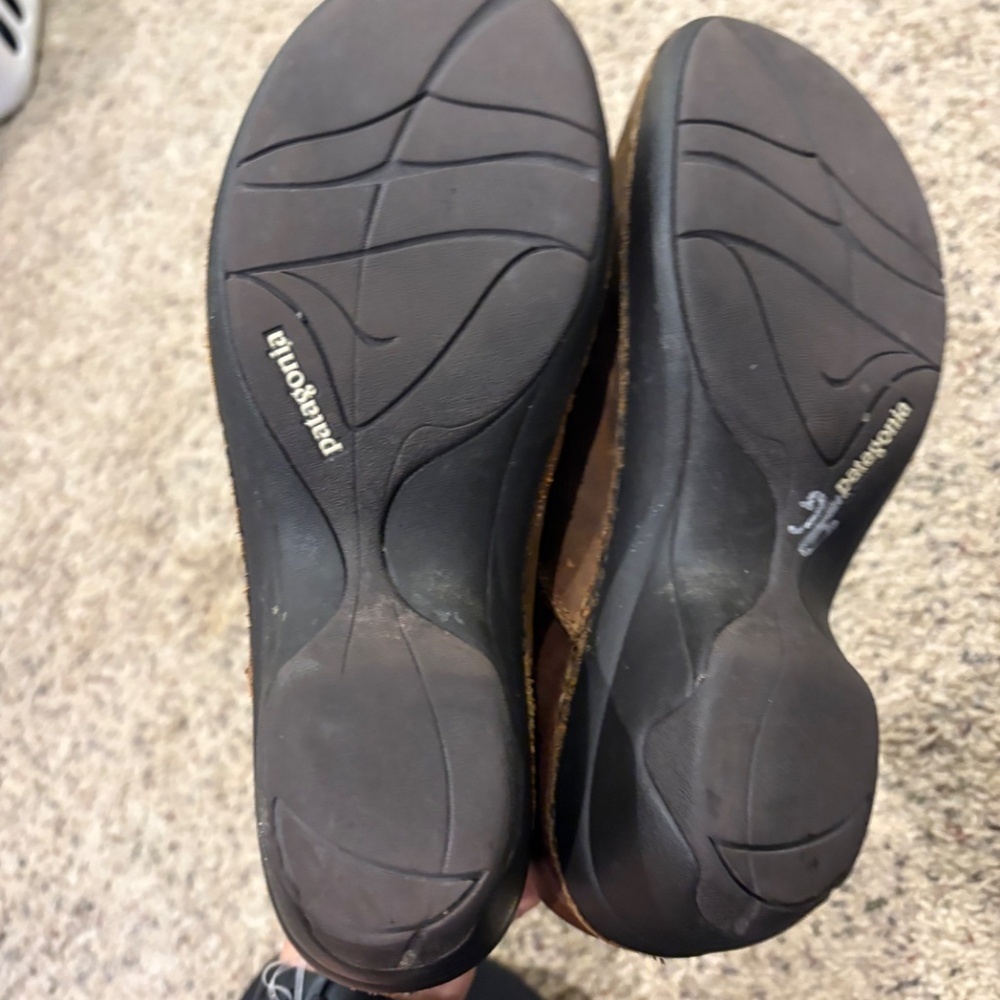 Patagonia Distressed Brown Clogs Size 8.5 - Picture 4 of 5